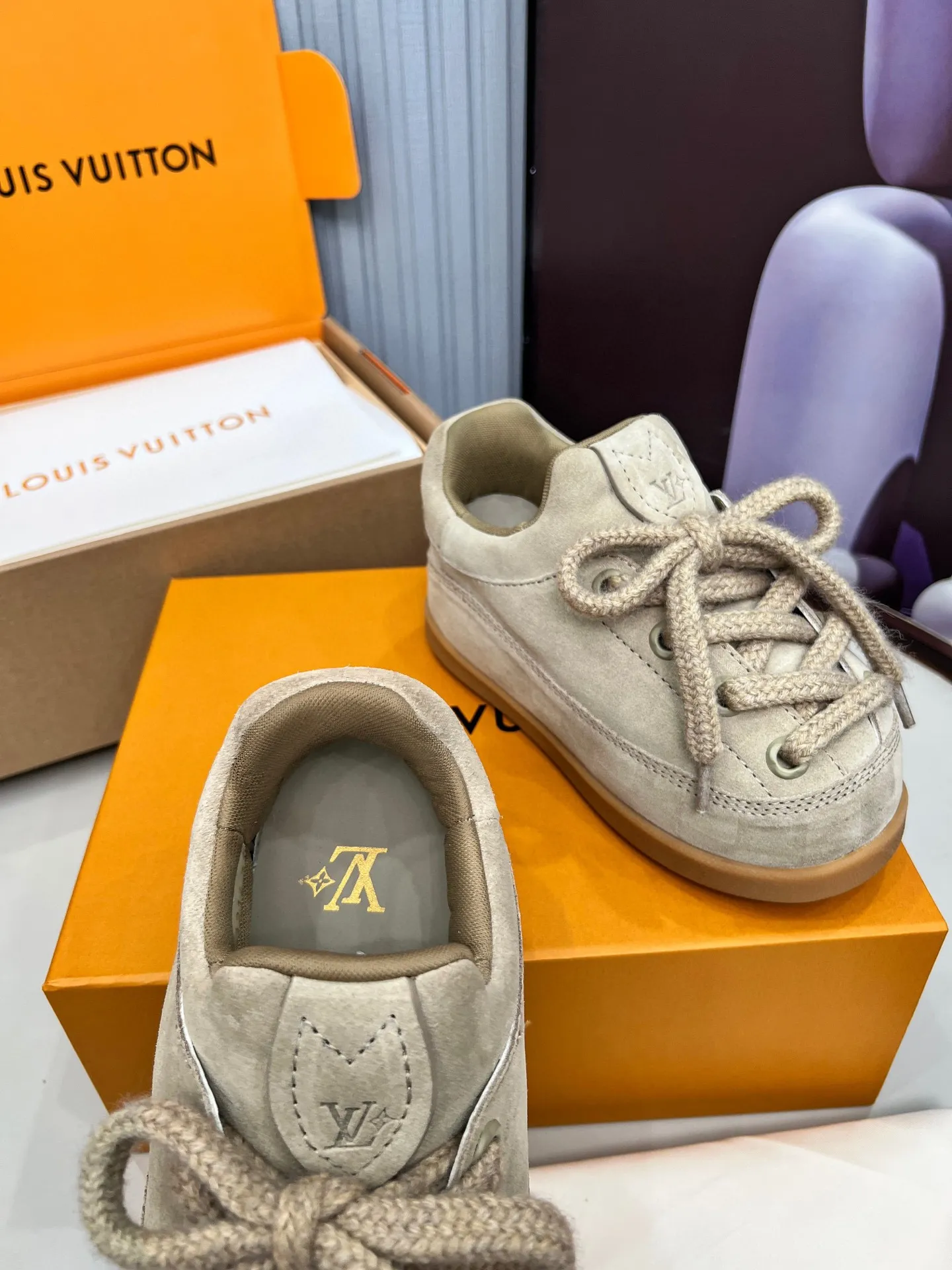 P660. Couple style 🔥 New model on the shelves 🔥 Louis Vuitton 25ss, LV co-branded nigo YETI Jigglypuff is ugly and cute, many Internet celebrities have put it on the show, a classic and versatile item. Fabric: imported cow suede. Lining: High-grade elastic mesh, original molded outsole. Size: women's clothing, 35-41 (customized for women's 41), men's clothing 39-46 (customized for 45-46)